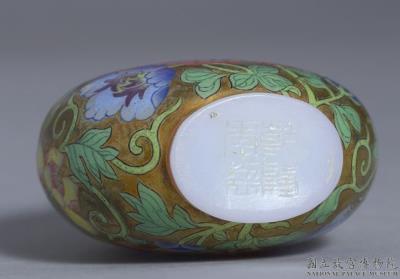 图片[3]-Glass-body painted enamel snuff bottle with a passionflower design on a golden background, Qing dynasty, Qianlong reign (1736-1795)-China Archive